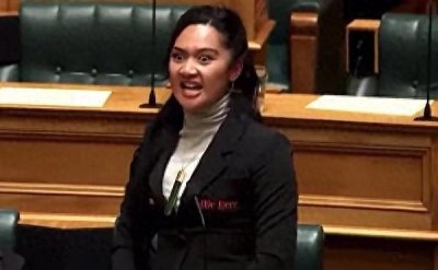 ​新西兰女议员跳毛利战舞，代表着新西兰毛利民族意识觉醒