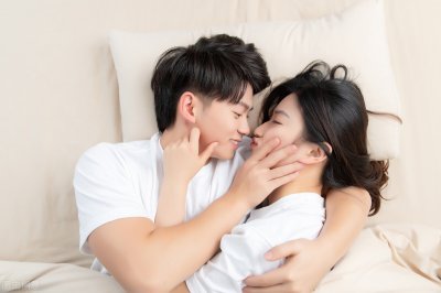 ​男人心里没你会搂着你睡吗（男人睡觉抱着你睡是不是真爱）