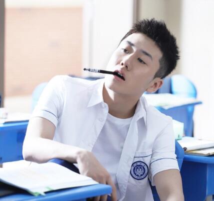 少年派江天昊喜欢谁 是校花邓小琪还是古灵精怪林妙妙