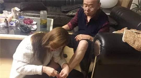 潘阳老公曾送其3800万法拉利求婚,一家人相亲相爱