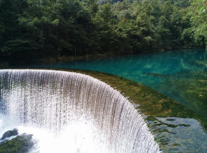 一、小七孔景区分为上清园、下清园、水帘洞和穿孔景区四大景区,其中上清园和水帘洞在景点之间。