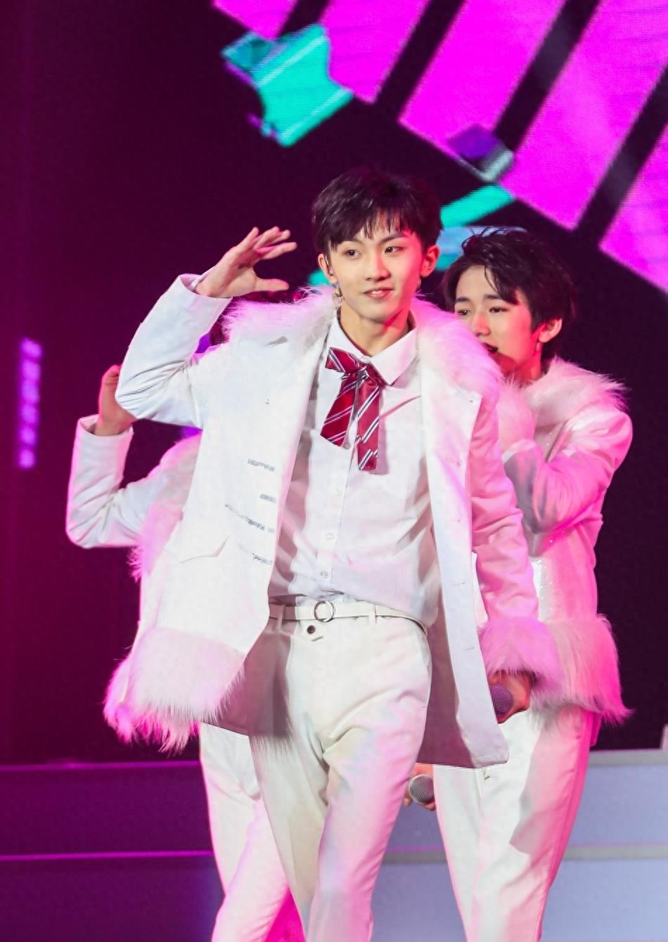 台风少年团在北京举行演唱会，拥有抗争逆境勇气的中国少年