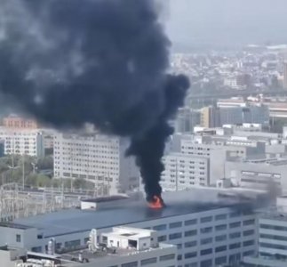 ​浙江温州一大楼突发火灾浓烟滚滚，目击者称有人被疏散，消防回应