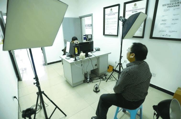 去照身份证穿什么颜色的衣服（照身份证穿什么衣服好看）