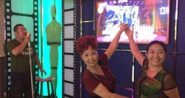 25岁小伙与50岁大妈相爱结婚，尝到甜头后把自己兄弟也叫来了！