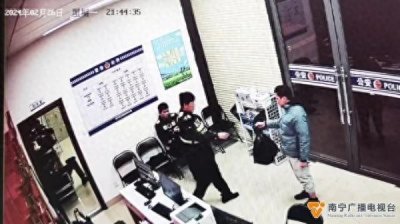 ​粘鼠胶不慎粘到小松鼠！南宁警方：属于“三有”保护动物，需放生