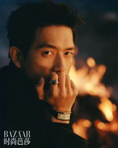 ​妈呀！李现这组照片好有感觉！尤其是第一张的眼神好有侵略感！