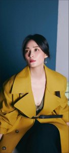 ​被蒋勤勤的深V黄裙美了一大跳 蒋勤勤最新造型壁纸美图韵味犹存