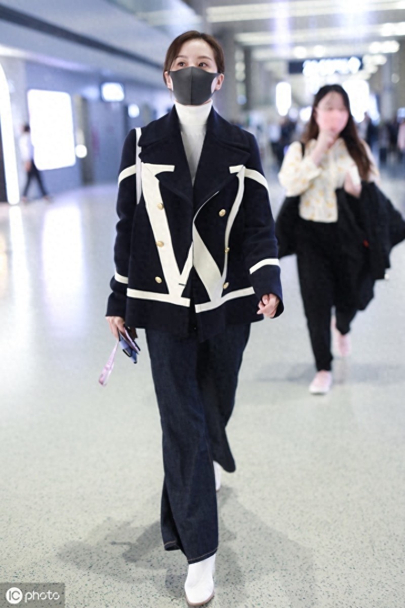 刘诗诗独自现身自带高冷仙气，被抱上去还超级淡定