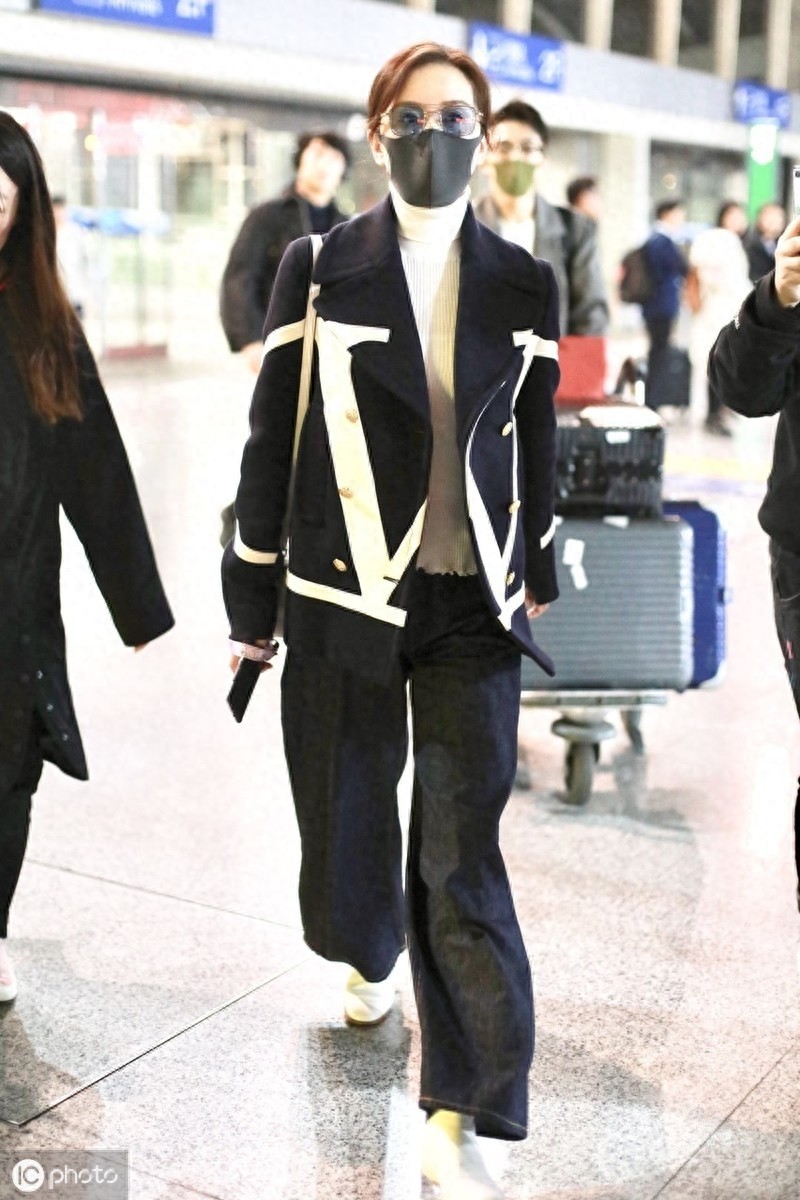 刘诗诗独自现身自带高冷仙气，被抱上去还超级淡定