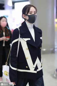 ​刘诗诗独自现身自带高冷仙气，被抱上去还超级淡定