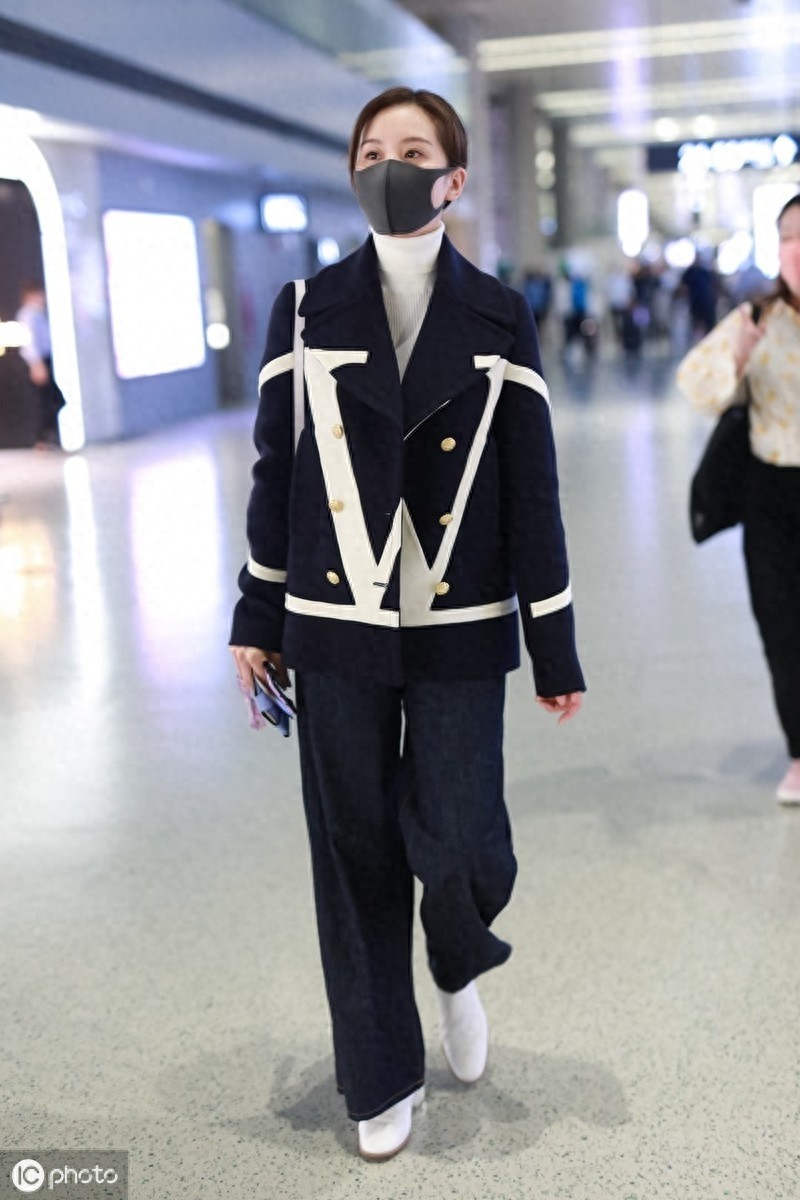 刘诗诗独自现身自带高冷仙气，被抱上去还超级淡定