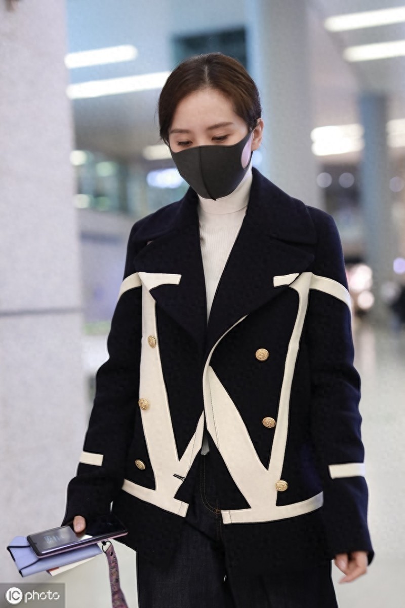 刘诗诗独自现身自带高冷仙气，被抱上去还超级淡定