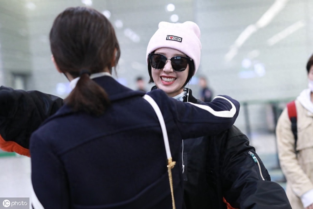 刘诗诗独自现身自带高冷仙气，被抱上去还超级淡定