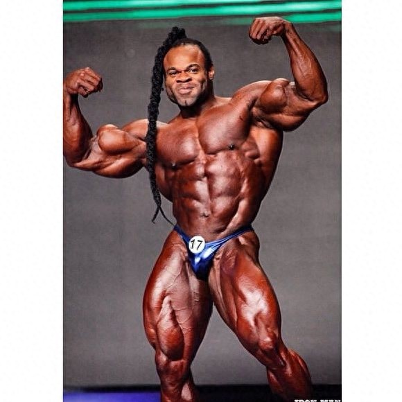 平民窟走出来的健美巨星，艺术造型大师，13年的他充满美感