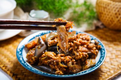 ​教你几个小技巧，做出不油不腻的油焖茄子，一分钟就能学会