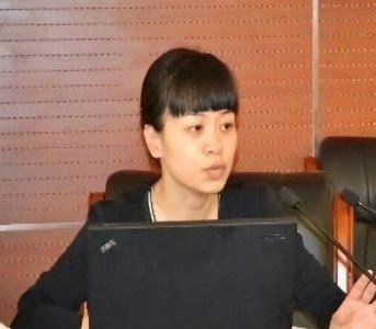 ​刘强东初恋曝光！龚小京打扮成熟端庄自信，两人站一起很有夫妻相