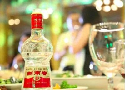 ​次高端之王，酒友津津乐道的良心酒剑南春，为何跌入二线阵营？