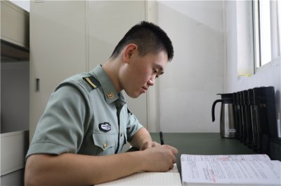 ​某部一连8名服役期满士兵集体申请留队——一封特殊的留队申请书