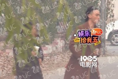 ​周一围与女助理共用吸管引热议 这种行为也不提倡