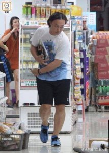 ​歌王陈奕迅因减肥忍痛只能在便利店买水，网友:这表情真让人心疼