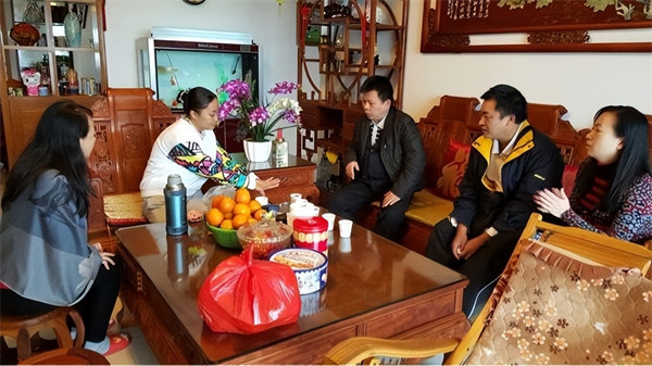 看望老师带什么礼物合适(拜访班主任拿什么礼物好)