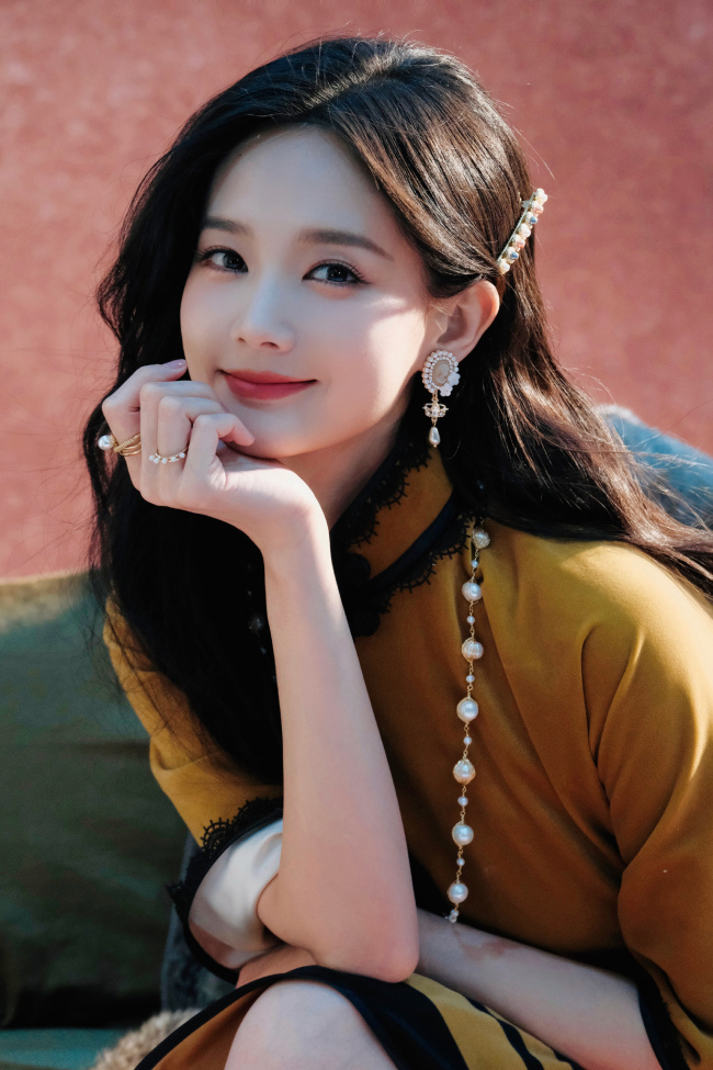 李一桐穿红毛衣露香肩 托腮甜笑气质温柔