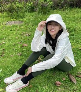 ​宋祖儿晒爬山照，有谁注意到她的腿，女明星太卷了