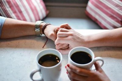 ​女朋友很烦躁怎么安慰(女朋友说很烦躁怎么安慰)