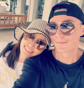 林心如个人资料(躺下全身无半点肥肉，一双长腿沾满沙子)