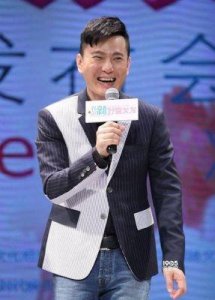 ​近日，54岁的张信哲一组近照曝光，曾被誉为“情歌王子”的他，如今也已步入中