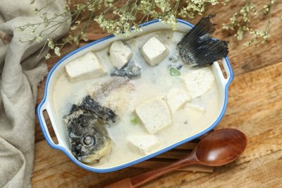 ​怎样才能炖出好喝的鱼汤？牢记3个要点，鱼汤鲜美奶白还不腥