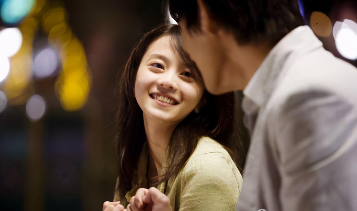 周渝民老婆喻虹渊33岁生日，4岁女儿罕见出镜，扎马尾辫超可爱