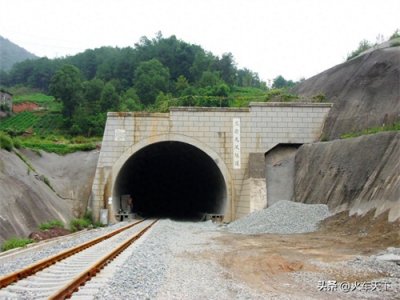 ​兰渝铁路以及这项工程在重庆枢纽内代建的项目