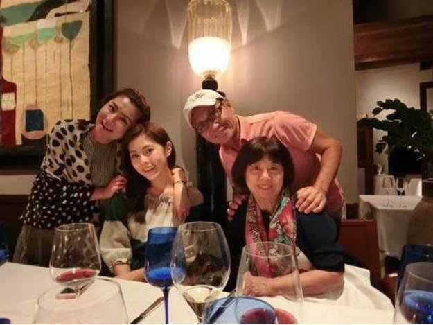 Selina晒全家福为爸爸庆生，70岁任爸肌肉抢镜看着好年轻