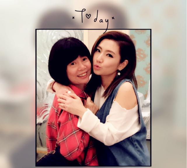 Selina晒全家福为爸爸庆生，70岁任爸肌肉抢镜看着好年轻