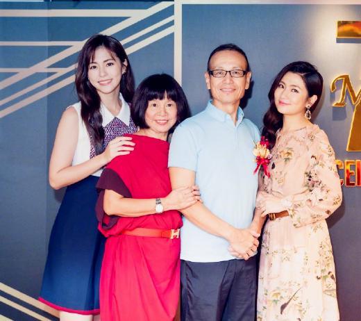 Selina晒全家福为爸爸庆生，70岁任爸肌肉抢镜看着好年轻