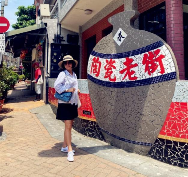 Selina晒全家福为爸爸庆生，70岁任爸肌肉抢镜看着好年轻