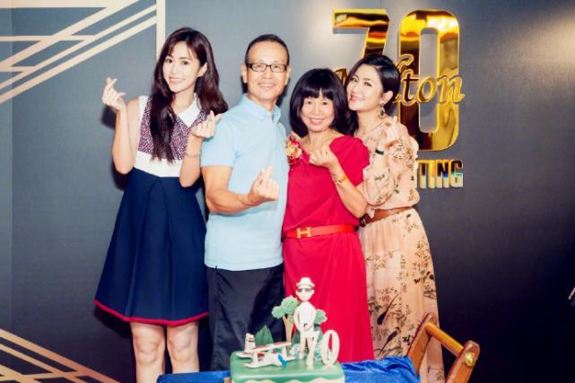 Selina晒全家福为爸爸庆生，70岁任爸肌肉抢镜看着好年轻