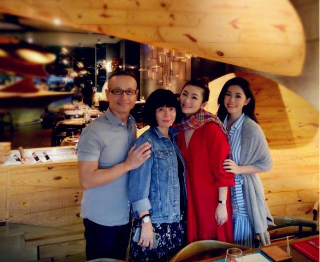 Selina晒全家福为爸爸庆生，70岁任爸肌肉抢镜看着好年轻