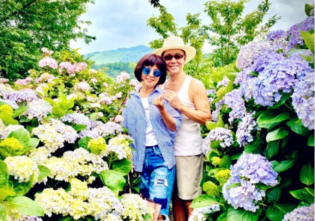 Selina晒全家福为爸爸庆生，70岁任爸肌肉抢镜看着好年轻