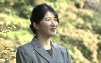 ​爱子公主满20岁了！官方照连换两套造型惊艳，真像雅子皇后年轻时