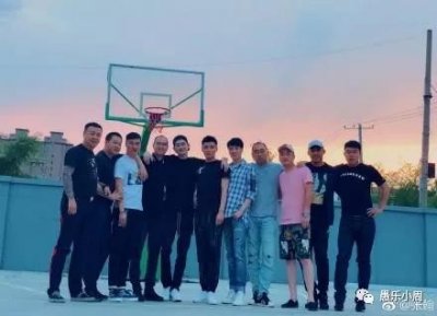 ​张翰和同学聚会合影，路人和明星的对比太残酷了