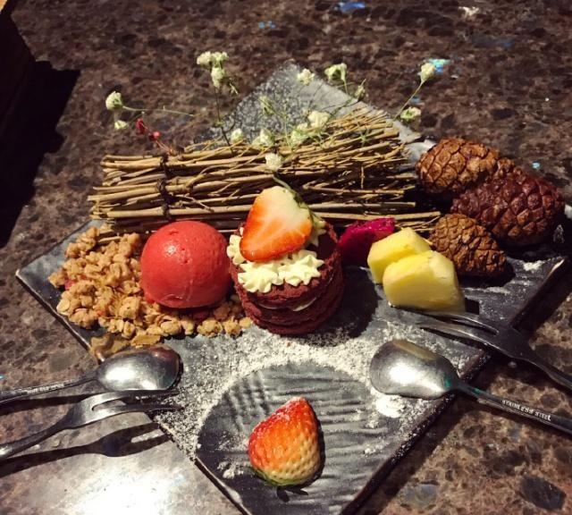 方媛首晒郭富城合照，两人好有夫妻相，郭富城涂指甲油实力抢镜！