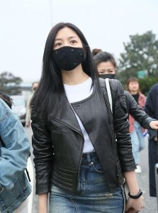 ​辣妈陈妍希现身机场 穿牛仔裙秀美腿亲切向粉丝打招呼