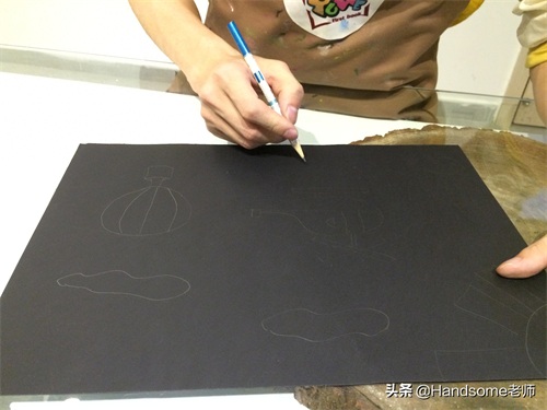 儿童创意美术：沥粉画-跟着线走