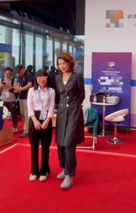 ​国脸李梓萌现身活动，1米2大长腿显眼合照似巨人，43岁仍未婚