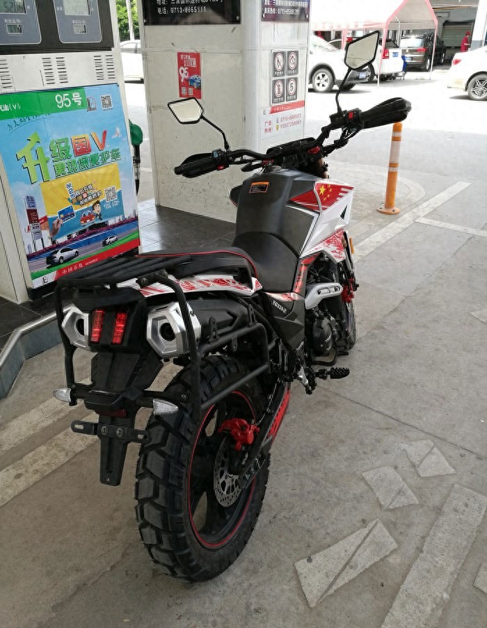 接送孩子实用为主，花1万元购入银钢铁拳250，朋友却不满意