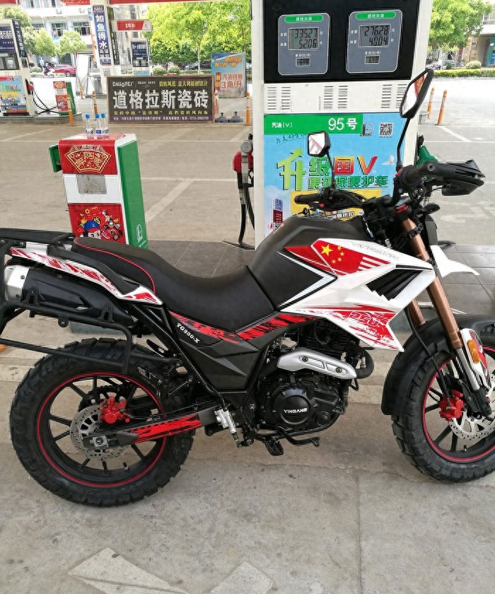 接送孩子实用为主，花1万元购入银钢铁拳250，朋友却不满意