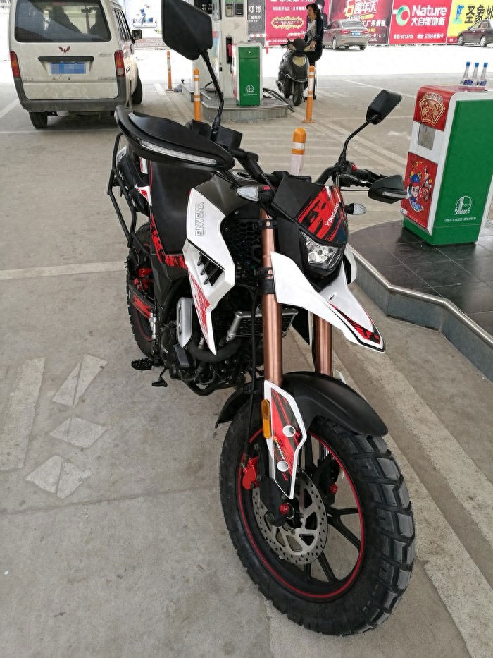 接送孩子实用为主，花1万元购入银钢铁拳250，朋友却不满意